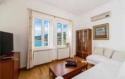 TV i/ili zabavni centar u objektu Six-Bedroom Holiday Home In Primosten
