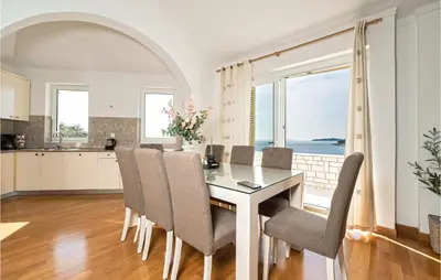 Kuhinja ili čajna kuhinja u objektu Six-Bedroom Holiday Home In Primosten