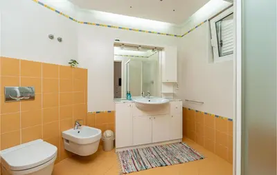 Kupaonica u objektu Six-Bedroom Holiday Home In Primosten