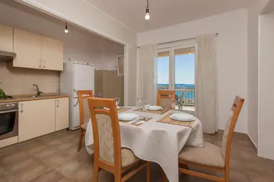 Kuhinja ili čajna kuhinja u objektu Bulat Sea View Apartments