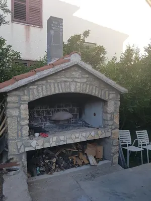 Oprema za roštilj dostupna gostima privatnih smještaja