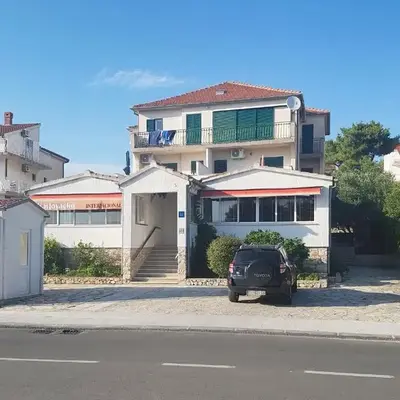 Apartments and rooms with parking space Solaris