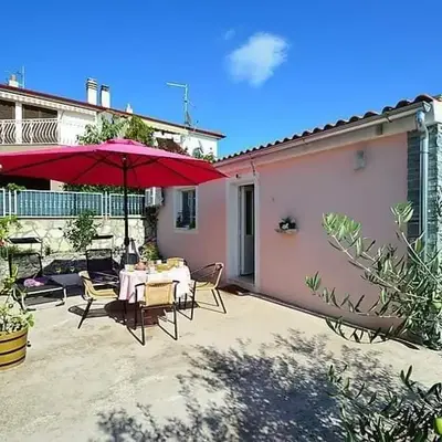 Apartments with parking space Brodarica