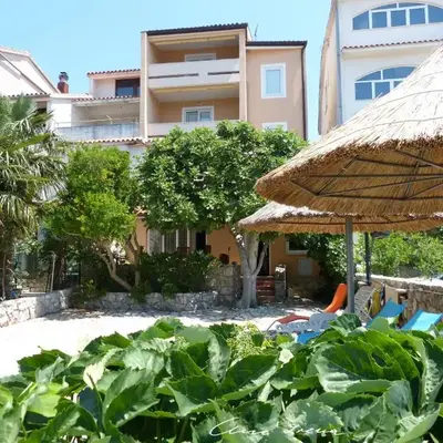 Apartments by the sea Pirovac