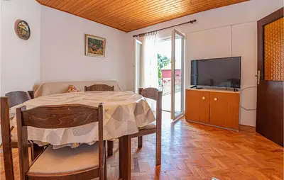 TV i/ili zabavni centar u objektu Two-Bedroom Apartment In Jadrija