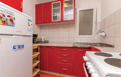 Kuhinja ili čajna kuhinja u objektu Two-Bedroom Apartment In Jadrija