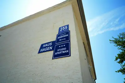 Certifikat, nagrada, logo ili neki drugi dokument izložen u objektu Apartments Haus Hagen