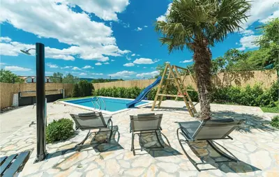 Bazen u objektu Two-Bedroom Holiday Home In Sibenik ili u blizini