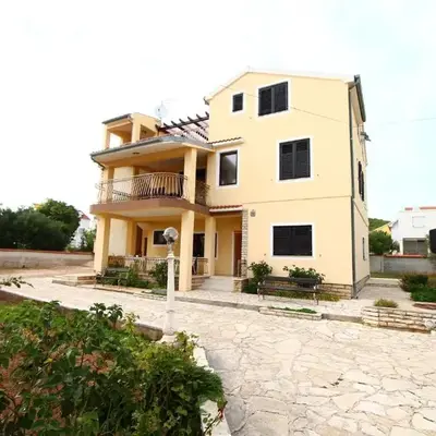 Apartments with parking space Tribunj
