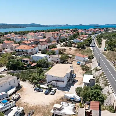 Apartments with parking space Pirovac