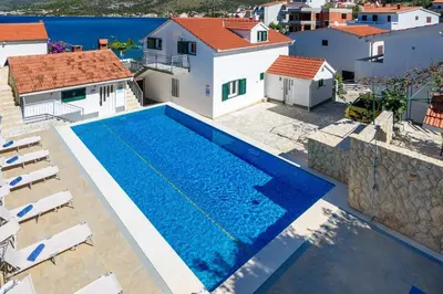 Bazen u objektu Apartments Bisernica ili u blizini