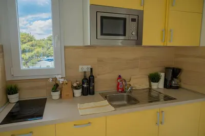Kuhinja ili čajna kuhinja u objektu Beach Apartments Marijana