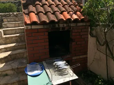 Oprema za roštilj dostupna gostima apartmana