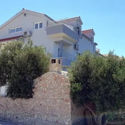 Apartments with parking space Bilo