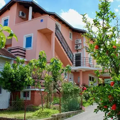 Apartments with parking space Bilice