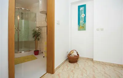 Kupaonica u objektu Three-Bedroom Apartment In Pirovac