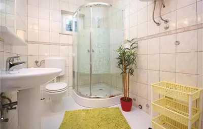 Kupaonica u objektu Three-Bedroom Apartment In Pirovac