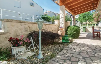 Vrt u objektu Three-Bedroom Apartment In Pirovac