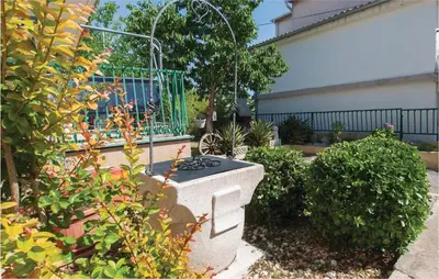 Vrt u objektu Three-Bedroom Apartment In Pirovac