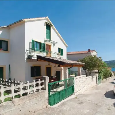 Three-Bedroom Apartment In Pirovac