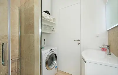 Kupaonica u objektu Two-Bedroom Apartment In Sibenik