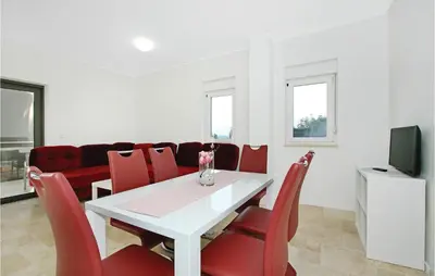 TV i/ili zabavni centar u objektu Two-Bedroom Apartment In Sibenik