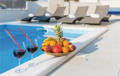Bazen u objektu Three-Bedroom Holiday Home In Razanj ili u blizini