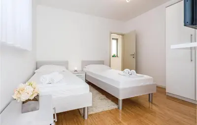 Krevet ili kreveti u jedinici u objektu Three-Bedroom Holiday Home In Razanj