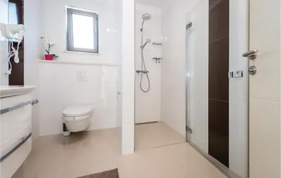Kupaonica u objektu Three-Bedroom Holiday Home In Razanj