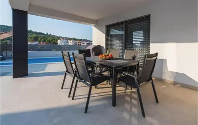 Bazen u objektu Three-Bedroom Holiday Home In Razanj ili u blizini