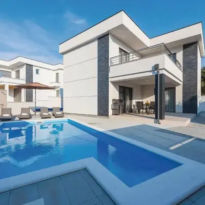 Three-Bedroom Holiday Home In Razanj