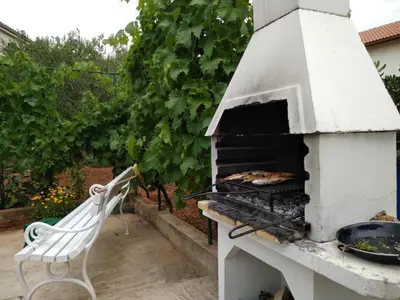 Oprema za roštilj dostupna gostima apartmana