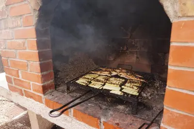 Oprema za roštilj dostupna gostima apartmana
