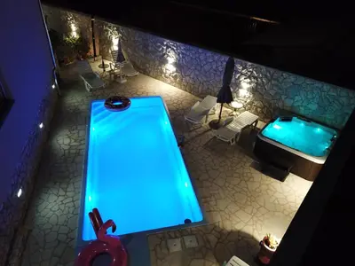 Bazen u objektu Apartments Adriana ili u blizini