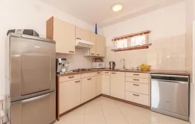 Kuhinja ili čajna kuhinja u objektu Two-Bedroom Apartment In Pirovac