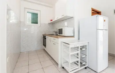 Kuhinja ili čajna kuhinja u objektu One-Bedroom Apartment In Jezera