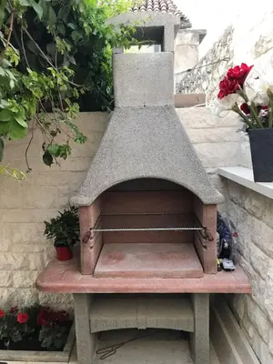 Oprema za roštilj dostupna gostima apartmana