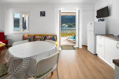 Kuhinja ili čajna kuhinja u objektu Apartments and rooms by the sea Grebastica, Sibenik - 13942