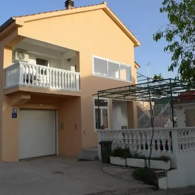 Apartments with parking space Grebastica