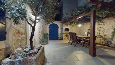 Popločani dio dvorišta ili vanjski dio objekta Villa Lantina