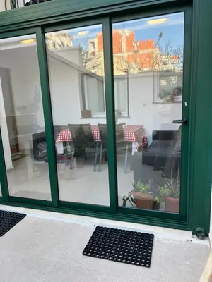 Popločani dio dvorišta ili vanjski dio objekta Duje & Roko Apartments