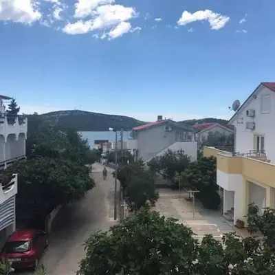 Apartments with a parking space Pirovac
