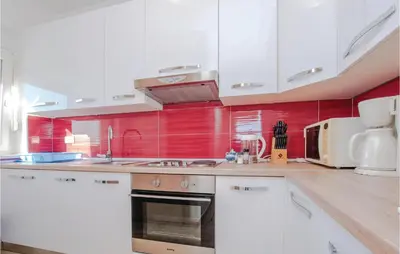 Kuhinja ili čajna kuhinja u objektu Four-Bedroom Apartment In Sibenik