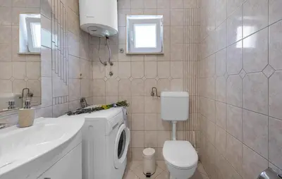 Kupaonica u objektu Four-Bedroom Holiday Home In Slivno