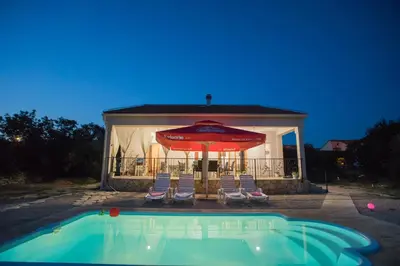 Bazen u objektu Holiday home with pool Kristal ili u blizini