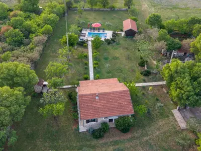 Ptičja perspektiva objekta Villa Stone Medal