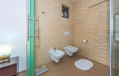 Kupaonica u objektu Five-Bedroom Holiday Home In Zaton