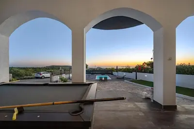 Pogled na izlazak ili zalazak sunca iz apartmana