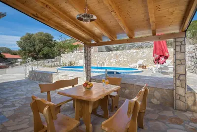 Bazen u objektu Villa Stara Kula ili u blizini