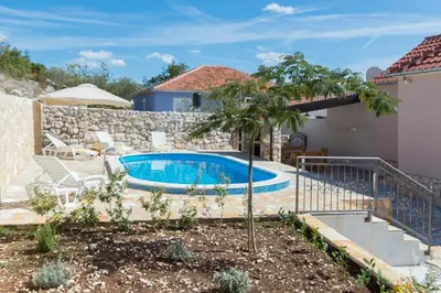 Bazen u objektu Villa Stara Kula ili u blizini